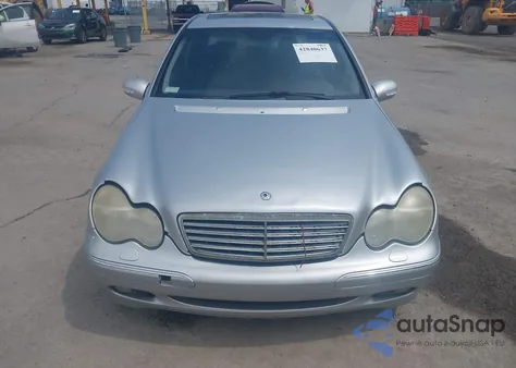 2003 Mercedes-Benz C 240 z USA, uszkodzony, nr VIN WDBRF81J03F354757